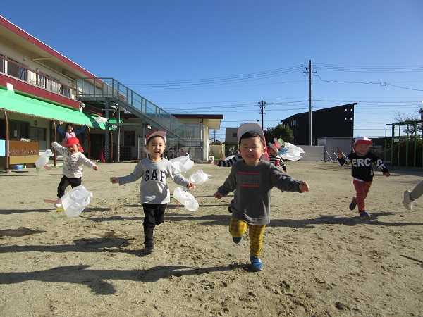 神島田保育園インフォメーション200128_2 凧を手作りし、園庭で凧揚げ！！