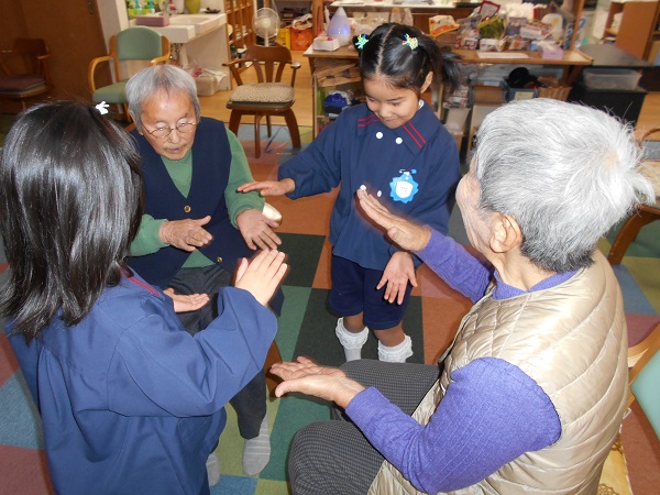 神島田保育園インフォメーション200128_3 年長児が町内にある「ネットワーク愛知」に訪問、歌や鍵盤ハーモニカを披露。