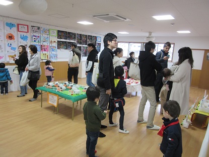 神島田保育園インフォメーション200221_1 “作品展示”の様子です。