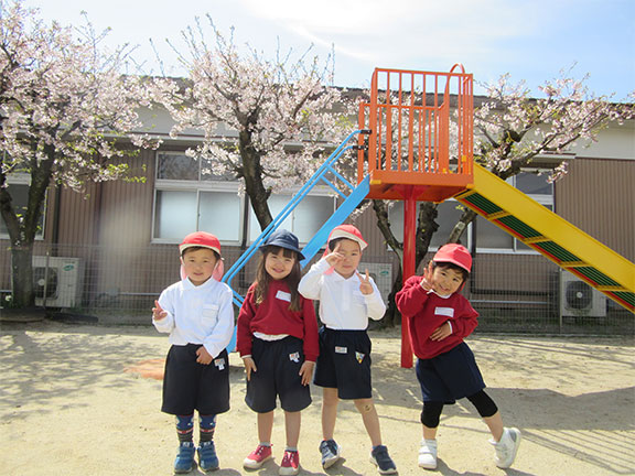 神島田保育園インフォメーション200430_2 桜の木の下で新しいお友だちと記念撮影。