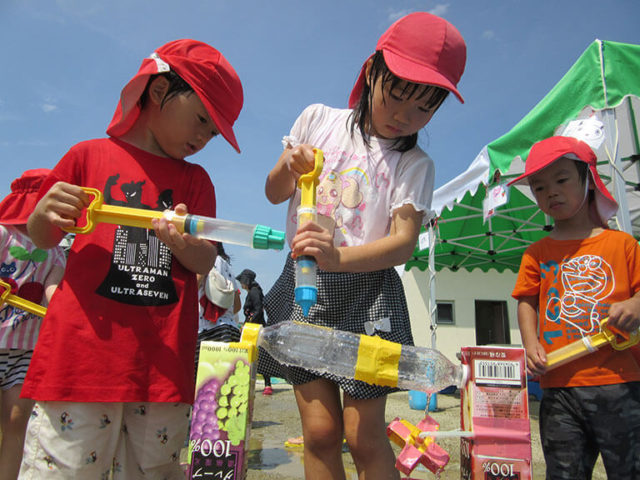 神島田保育園インフォメーション200828_2 幼児の水遊びでは水鉄砲で的を当てたり、魚すくいをしたりしました！