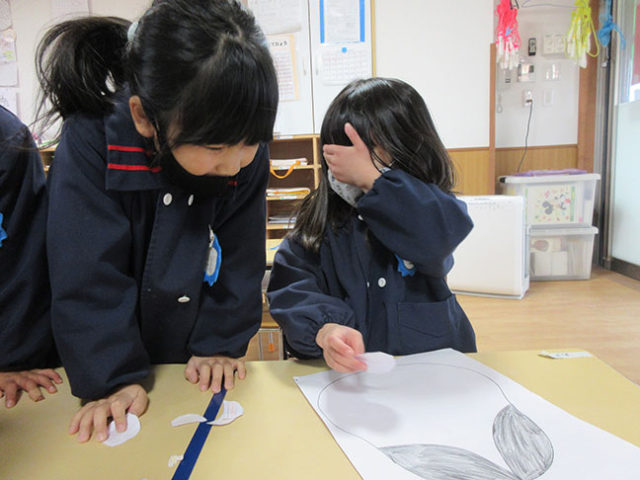 神島田保育園インフォメーション210126_2 年長組では、自分たちで顔のパーツを作り、福笑いをして楽しんだよ！