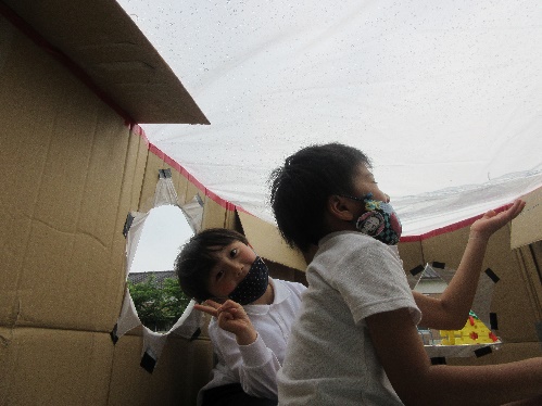 神島田保育園インフォメーション210625_1 雨の日ハウス～雨水が屋根に溜まる